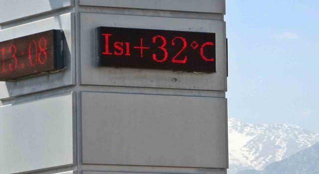 Antalyada kar manzaralı 32 derece, sahilleri yaza döndürdü