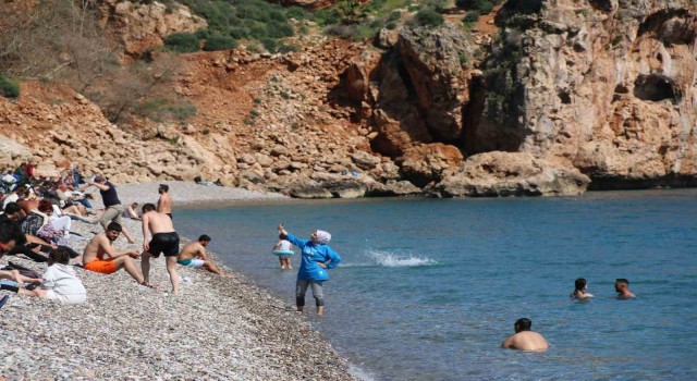 Antalyada Ramazan ayı öncesi Konyaaltı Sahili doldu taştı