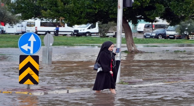 Antalyada sağanak iş çıkışı bastırdı, hayat felç oldu
