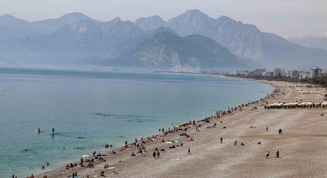 Antalyada vatandaşlar oylarını kullandıktan sonra Konyaaltı sahile akın etti