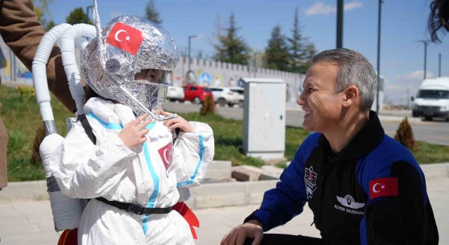 Astronot kıyafetli 5 yaşındaki Mira, Alper Gezeravcıyı Türk bayrağıyla karşıladı