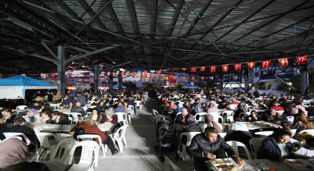 Atay hizmete açtğı Adnan Menderes Kapalı Pazar Yerinde mahalle sakinleriile iftar açtı