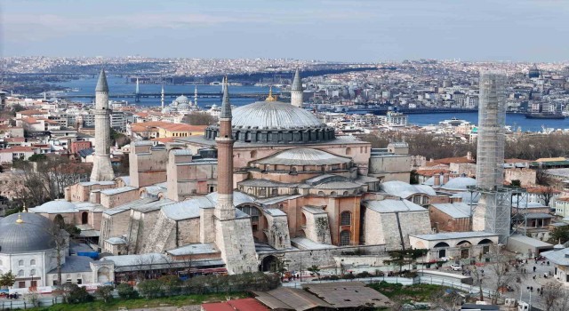 Ayasofya-i Kebir Camii Şerifinin, restorasyonunda 2. Bayezid Minaresinde söküm işlemi havadan görüntülendi