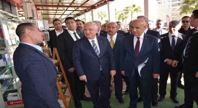 Savunma Bakanı Güler Kahramanmaraş'ta şehit aileleri ile bir araya geldi