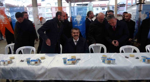 Bakan Tekin, Burdurda vatandaşlarla iftarda bir araya geldi