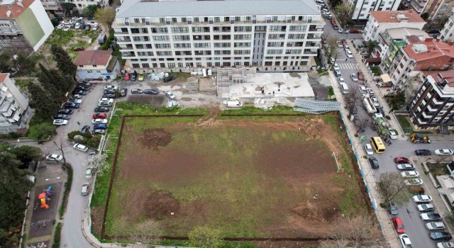 Bakırköyde futbol sahasına yapılan tesis, belediye ile vatandaşı karşı kaşıya getirdi