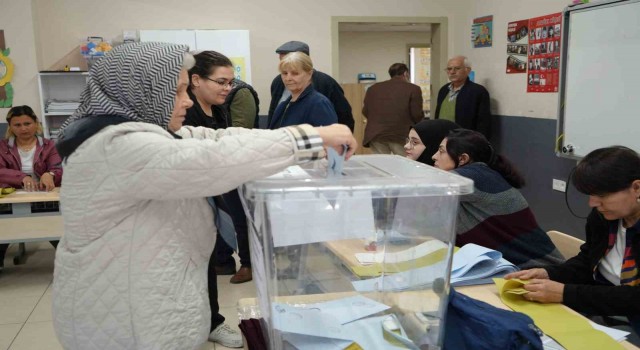 Balıkesirde ilk oylar sandığa atıldı