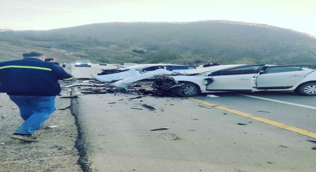 Bartında otomobiller kafa kafaya çarpıştı: 1 ölü, 1 yaralı