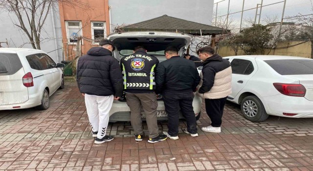 Başakşehirde ön kaldırarak trafiği tehlikeye düşüren motosiklet sürücülerine ceza yağdı