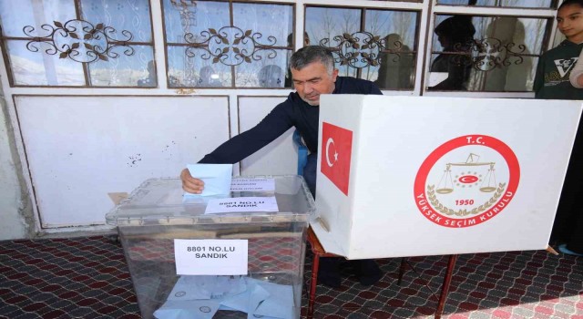 Başkalede hasta ve engelliler seyyar sandıkta oy kullandı