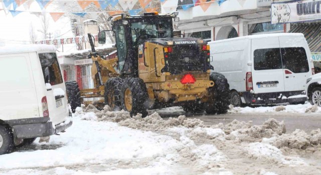 Başkalede kış geri döndü: 21 yerleşim yerinin yolu ulaşıma kapandı