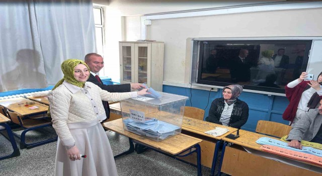 Başkan adayları Uluçay ve Küçükkurt oyunu kullandı