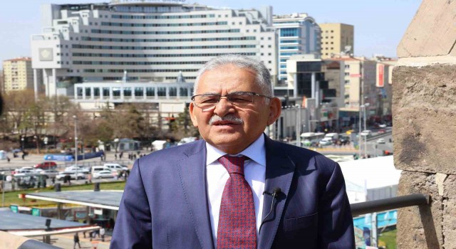 Başkan Büyükkılıç vatandaşla buluştu, kale surlarından Kayseriye mesaj verdi