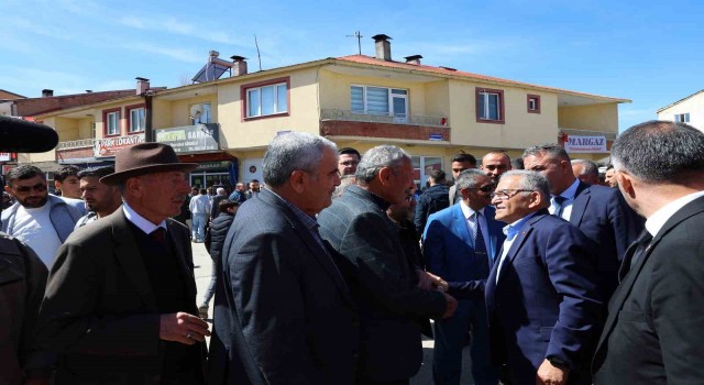 Başkan Büyükkılıçtan sevgi ve hediye dolu Sarız buluşması