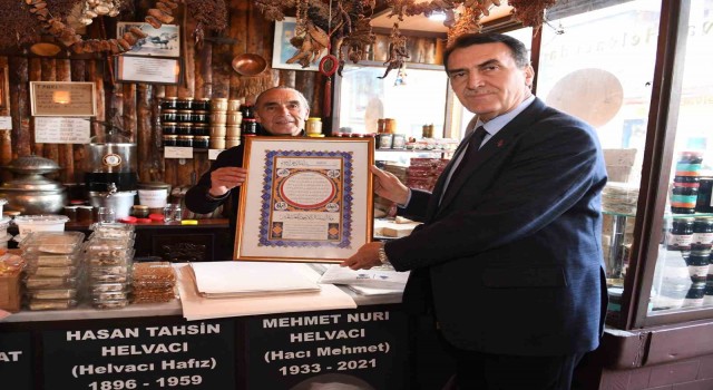 Başkan Dündara yenilediği çarşıda büyük ilgi