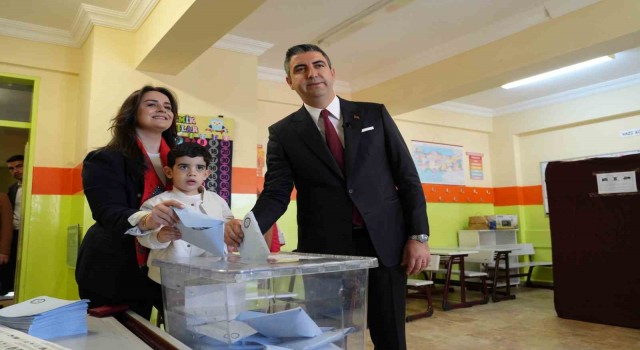 Başkan Gökhan Yüksel oyunu kullandı