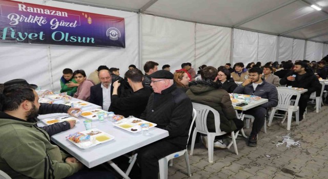 Başkan Kurt ilk iftarını Büyükdere Mahallesindeki iftar çadırında yaptı