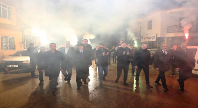 Başkan Pekmezciye vatandaşlardan sevgi gösterisi: Mahalleli Pekmezciyi meşalelerle karşıladı