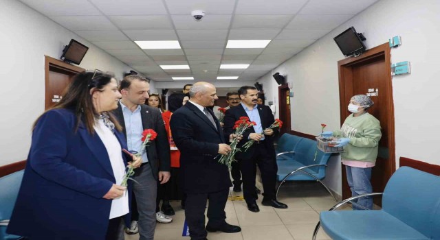 Başkan Söğütten sağlık çalışanlarına karanfil
