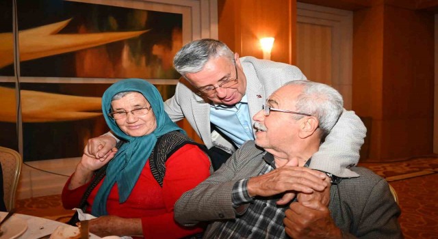 Başkan Topaloğlundan yaşlılara iftar yemeği