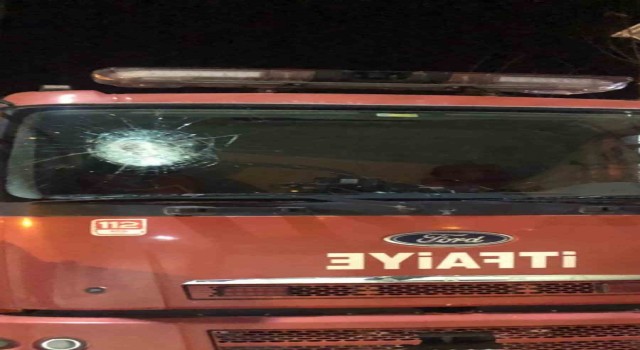 Batmanda izinsiz gösteri: Göstericilerin saldırdığı itfaiye aracının camı kırıldı