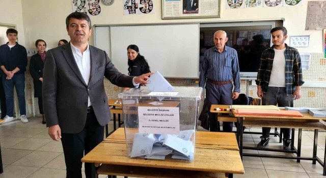 Belediye başkan adayları oylarını kullandı