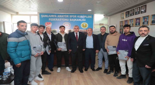 Beyazgül şampiyon futbolcuları tebrik etti