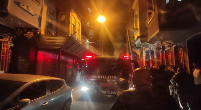 Beyoğlunda 4 katlı bina alev alev yandı