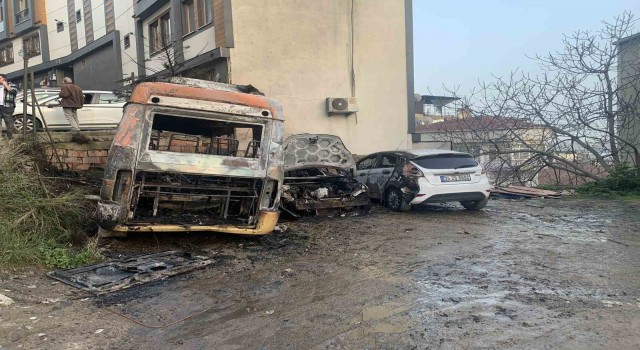Beyoğlunda park halindeki 4 araç alev alev yandı