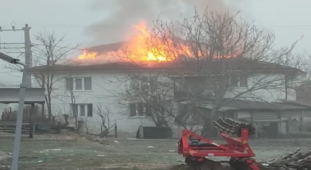 Bilecikte 2 katlı müstakil evin çatısında yangın