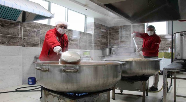 Bingölde Türk Kızılayı, Ramazan ayında ihtiyaç sahipleri için sıcak yemekler pişiriyor