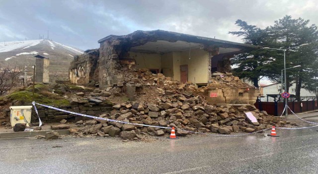 Bitliste sağanak yağışla bir taş ev yıkıldı
