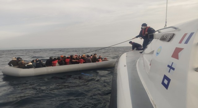 Bozcaada açıklarında 26sı çocuk, 42 kaçak göçmen kurtarıldı