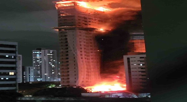 Brezilyada inşaat halindeki 33 katlı binayı alevler sardı