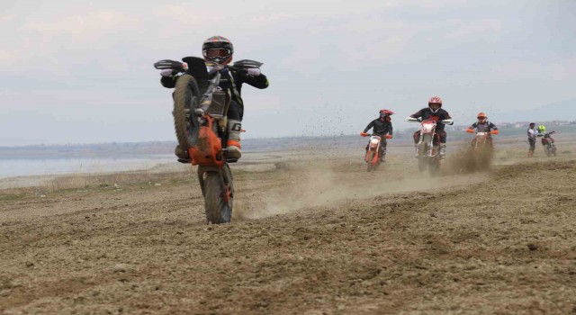 Burdur Gölünün kuruyan alanları ekstrem sporlara ev sahipliği yapıyor