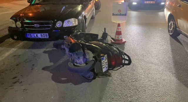 Burdurda otomobile çarpıp sürüklenen motosikletli genç ağır yaralandı