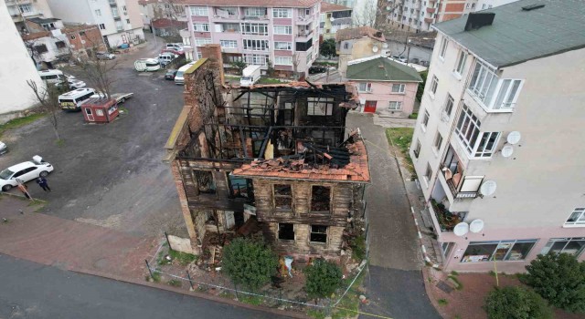 Büyükçekmecede Rumlardan kalma 121 yıllık tarihi ahşap bina, kül oldu