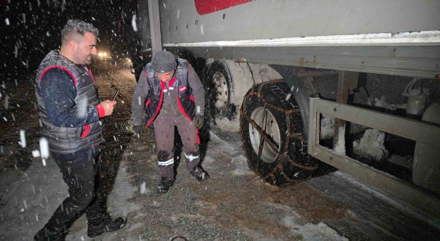 Çamlıbel Geçidinde kar yağışı etkili oldu, sürücüler zor anlar yaşadı