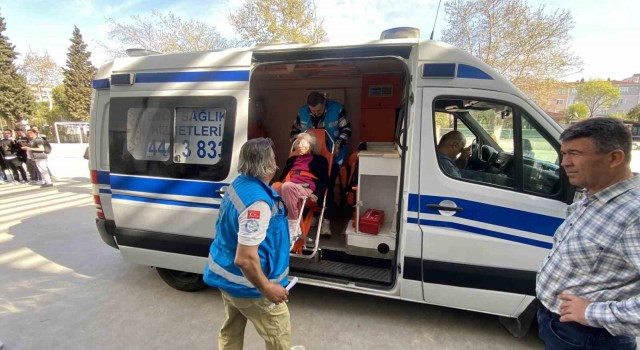 Çanakkalede beyin kanaması geçiren hasta taşıma sedyeyle gelerek oy kullandı