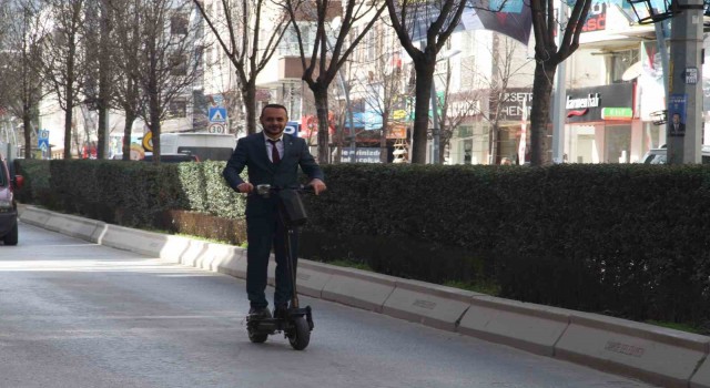 Çankırıda sıra dışı seçim çalışması: Scooterıyla sokak sokak gezerek oy istiyor