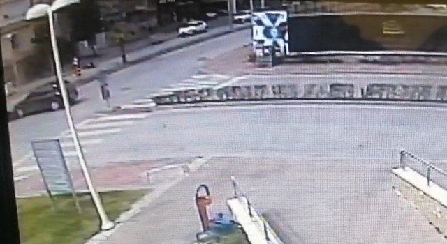 Çarpmanın etkisiyle 15 metre savrulan motosiklet sürücüsü ağır yaralandı