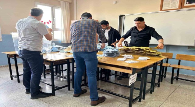Cemil Tugay oy kullandığı sandıktan 1inci çıktı