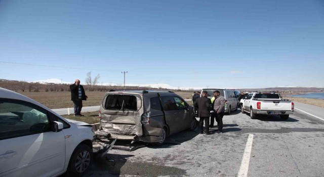 Cenaze konvoyunda zincirleme trafik kazası: 1 yaralı