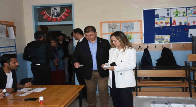 CHPnin İzmir adayı Cemil Tugay, eşiyle birlikte oyunu kullandı