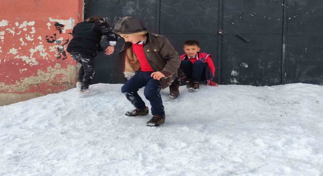 Çocukların düşe kalka kayak keyfi