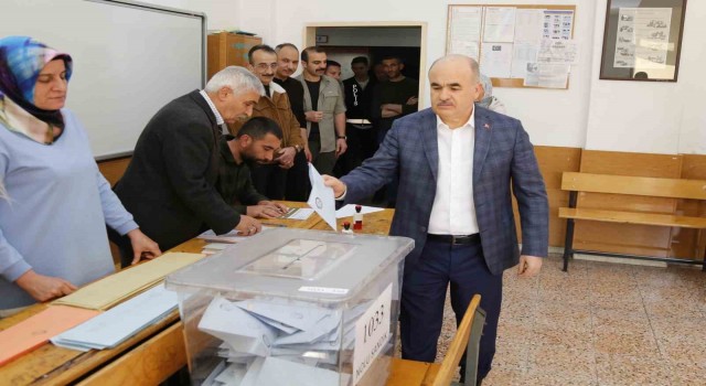 Çorum Valisi Zülkif Dağlı ve eşi Nurgül Dağlı sandık başına gitti