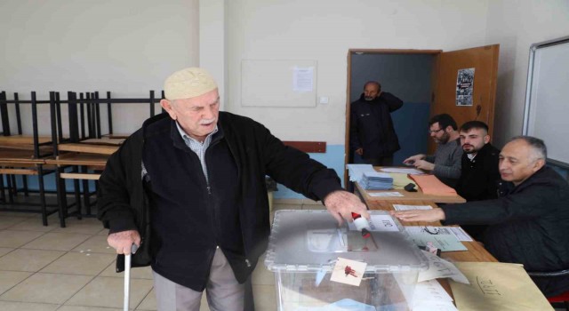 Cumhurbaşkanı Erdoğanın memleketinde hemşehrileri oy kullanmak için sandık başında yerini aldı