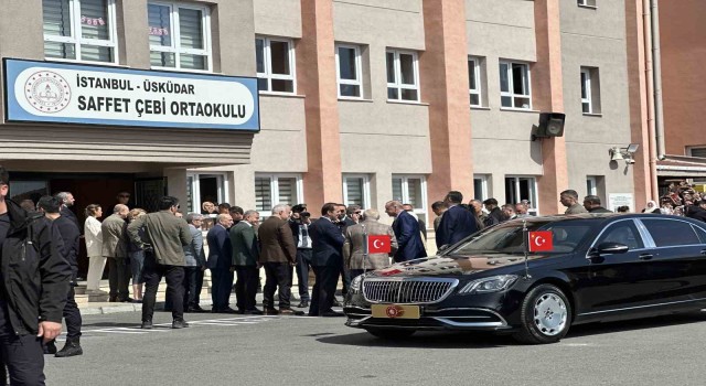 Cumhurbaşkanı Recep Tayyip Erdoğan, 31 Mart Mahalli İdareler Genel Seçimleri için oyunu kullanmak üzere Üsküdardaki Saffet Çebi Ortaokuluna geldi.