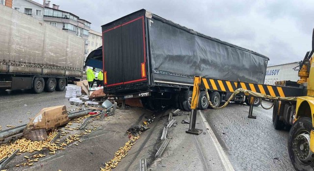 D100de bariyerlere çarpan tırdaki 2 kişi yaralandı