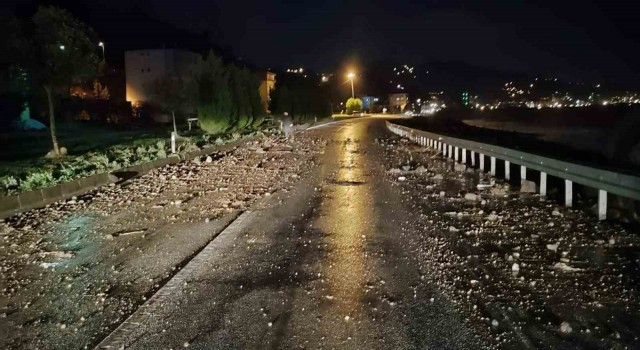 Deniz taşkını Karadeniz Sahil Yolunda ulaşımı aksattı